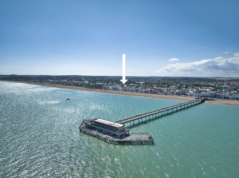Stylish Beachfront Apartment In Historic Deal Luaran gambar